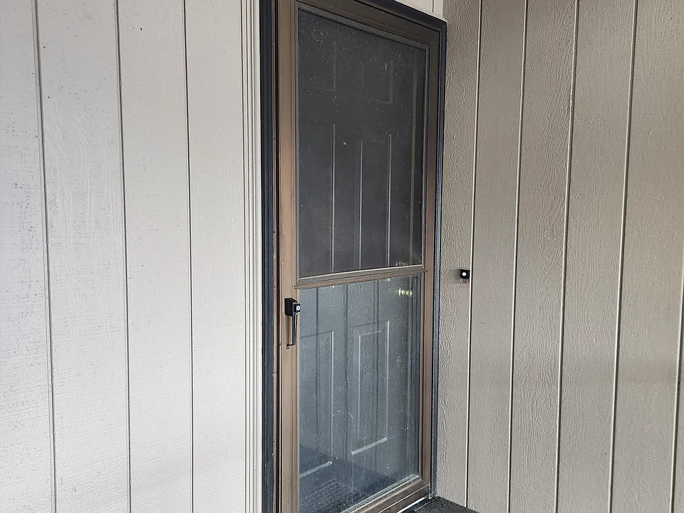 Entry with storm/screen door.