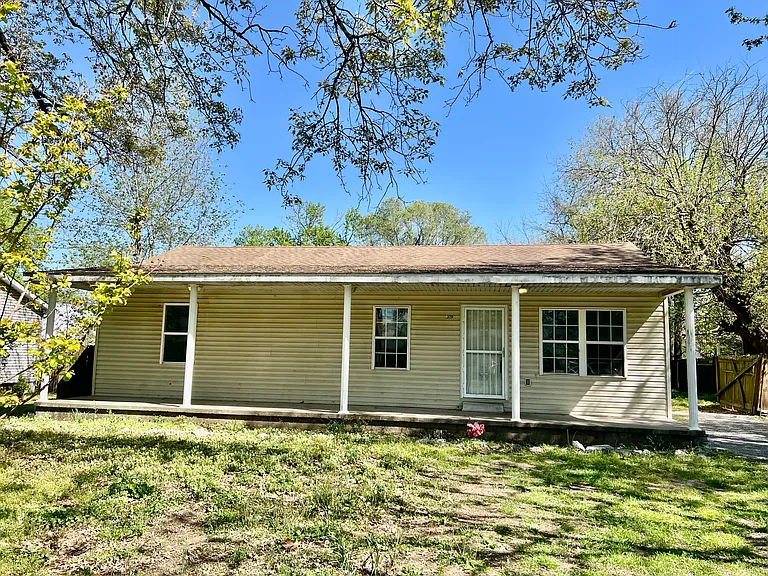 319 Flad St — Photo 1
