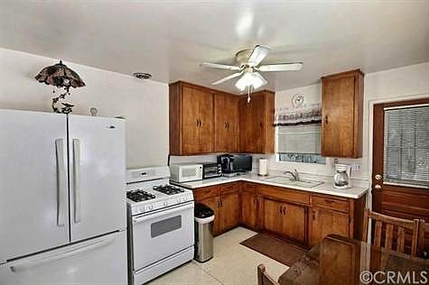 Nice and neat kitchen in the rear unit