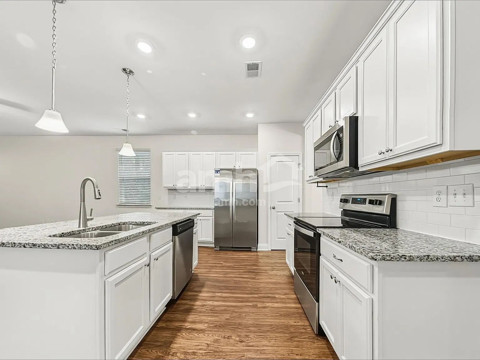3 bed, 2.0 bath, 1551 sqft, $2,340 — Photo 3