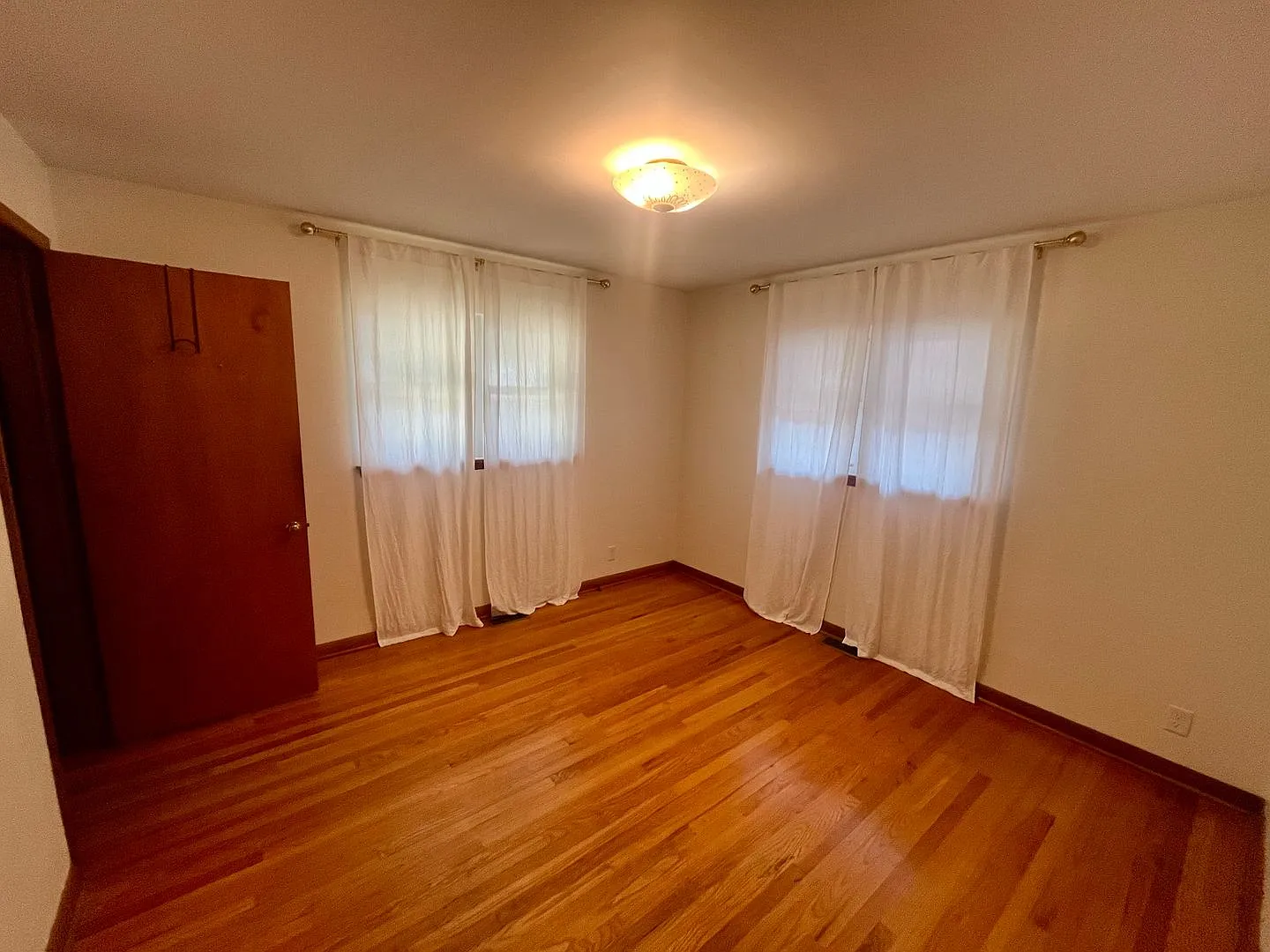 All Brick 3 bedroom 1 bathroom Home near Mercy Hospital Available Now ! — Photo 2