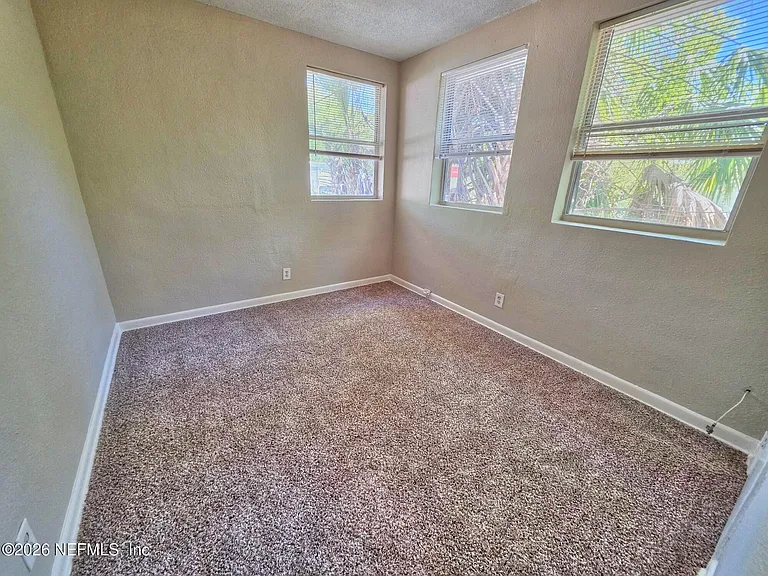 916 W 25th St — Photo 25