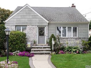 1027 N 5th St, New Hyde Park, NY 11040