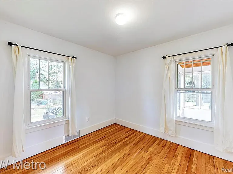 865 W Marshall St — Photo 8
