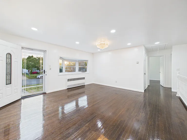 9 Ferndale Dr — Photo 2
