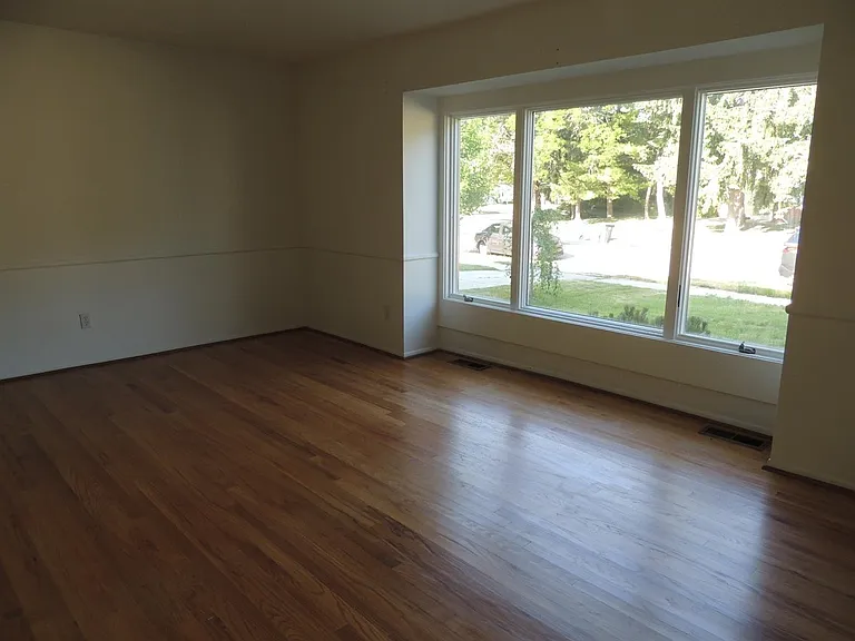 2098 Yorktown Dr — Photo 4