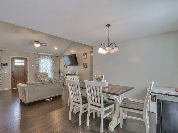 5th image of 202 Davis St