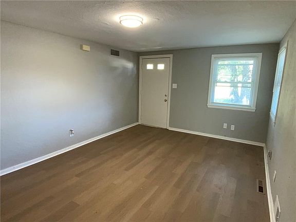 4th image of 1053 Locust St