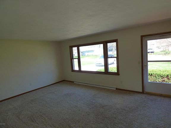 4th image of 1582 N Cherry Dr