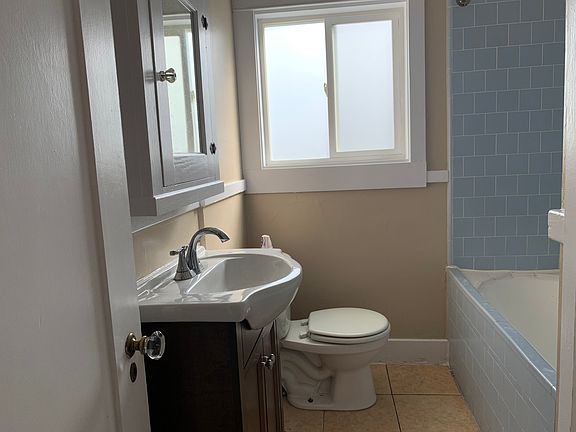 4th image of 687 W 11th St #687