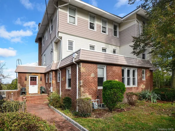 270 8th Ave APT 2, Sea Cliff, NY 11579