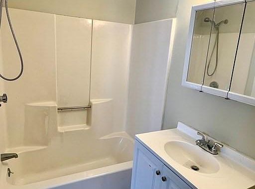 4th image of 186 Commercial St #1