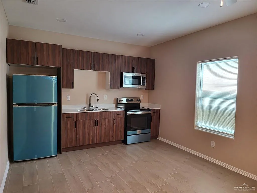 3 bed, 2.0 bath, 4412 sqft, $1,195 — Photo 2