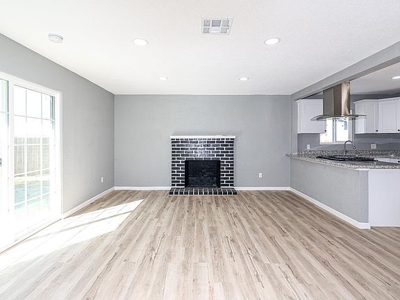 5th image of 718 Juniper Cir