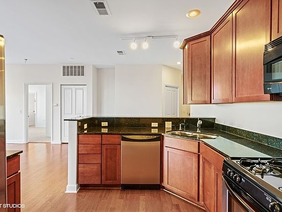 5th image of 1124 Lake St Unit 401
