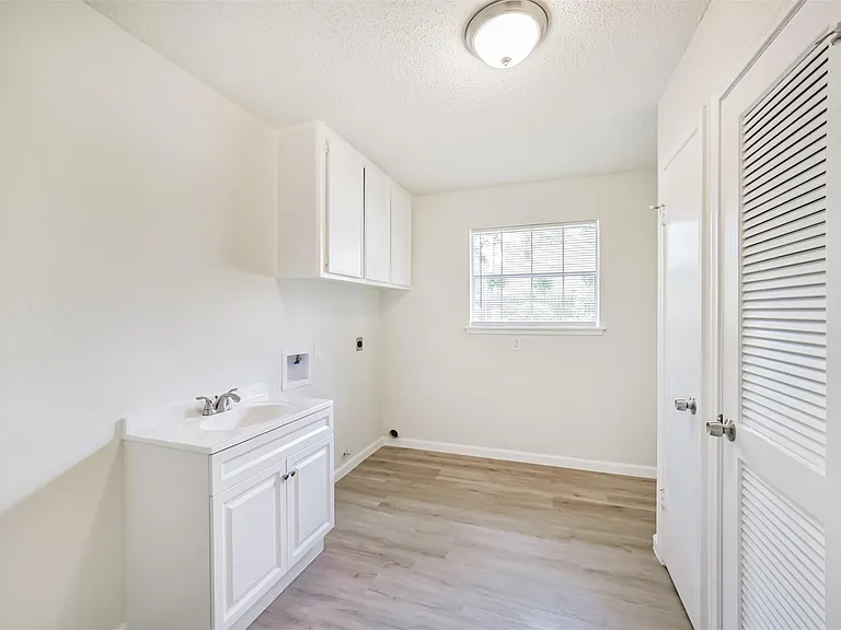 1011 Baltic Ln — Photo 22