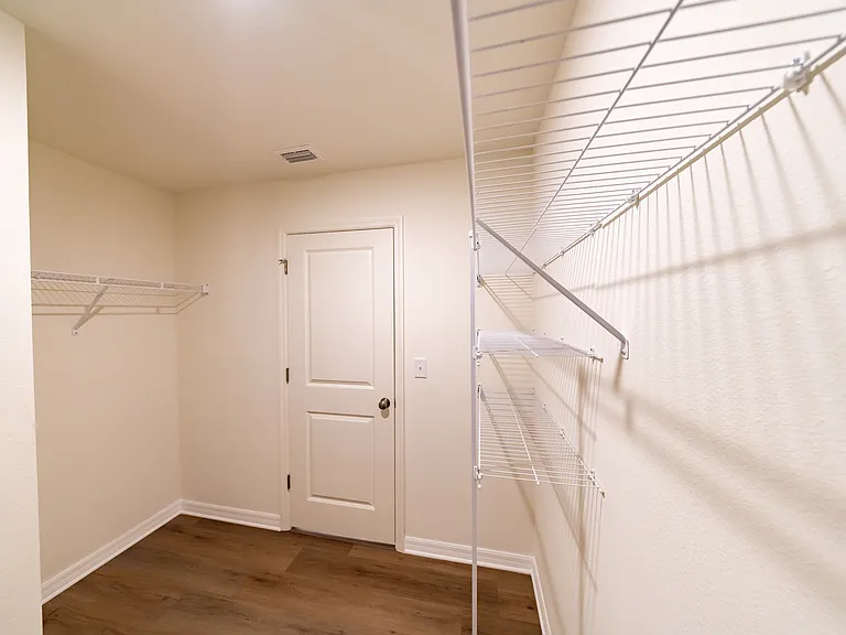 1828 Grand Ridge St S — Photo 13