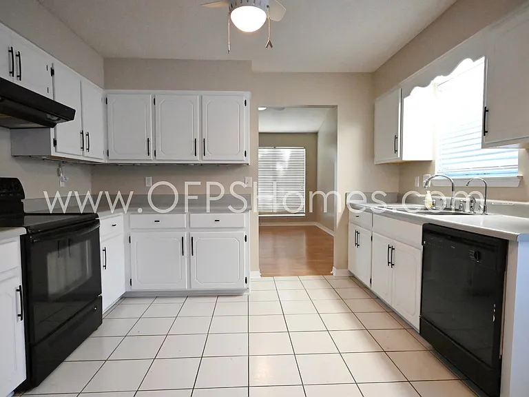 636 Emerald Ln — Photo 3