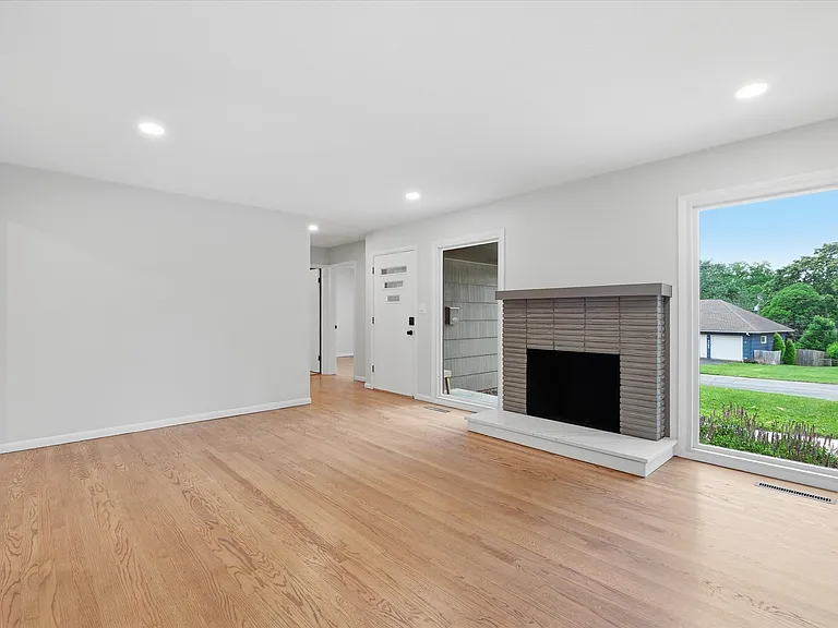 7719 Windsor St — Photo 4