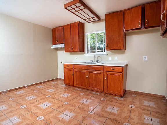 5th image of 426 E Avenue J13