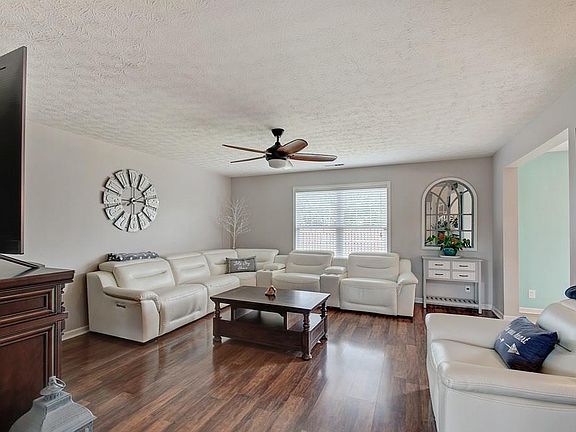 3rd image of 5855 Courtyard Cres