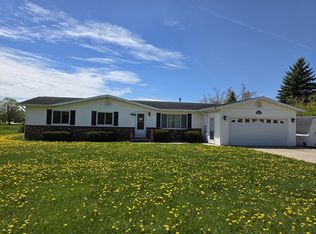 216 Riverside Dr, Cheboygan, MI 49721