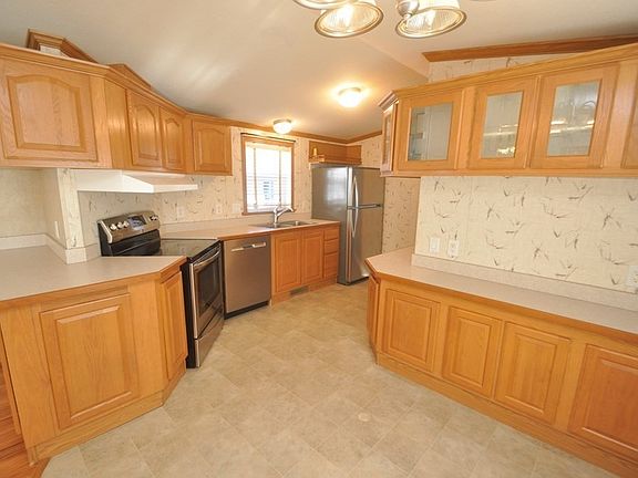 3rd image of 460 Newbury St #12