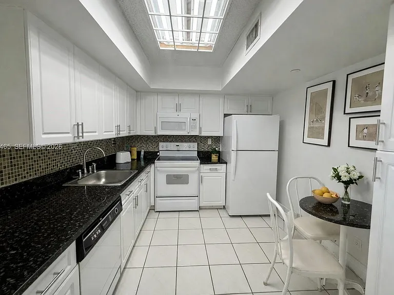 19195 NE 36th Ct — Photo 3