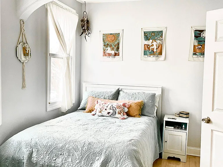 Extra-large bedroom with space for a home office