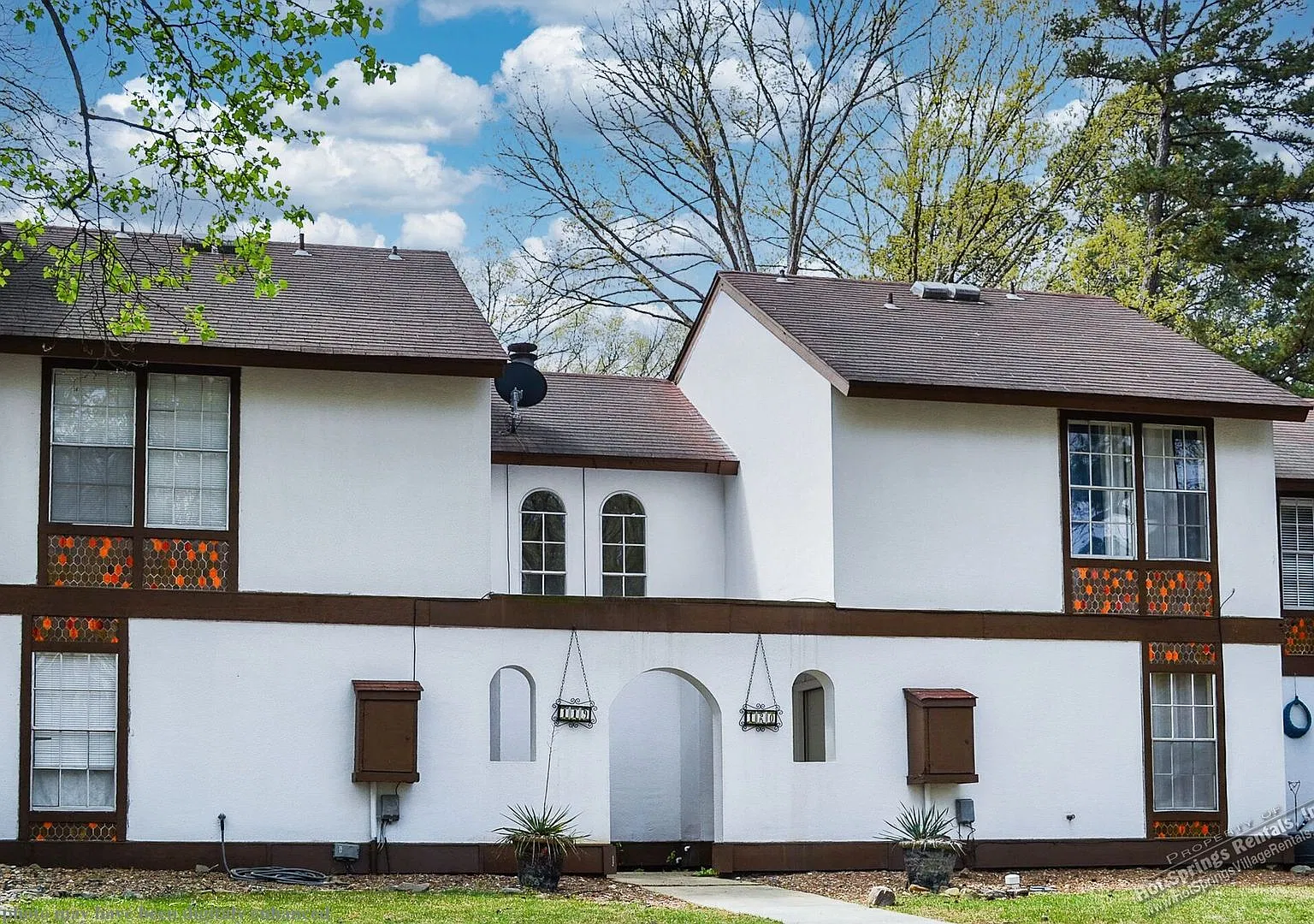 Two-Level Townhome in DeSoto Courts — Photo 2