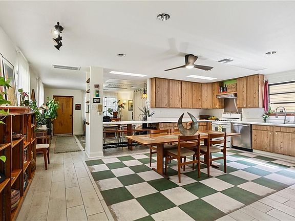 3rd image of 1037 Port St