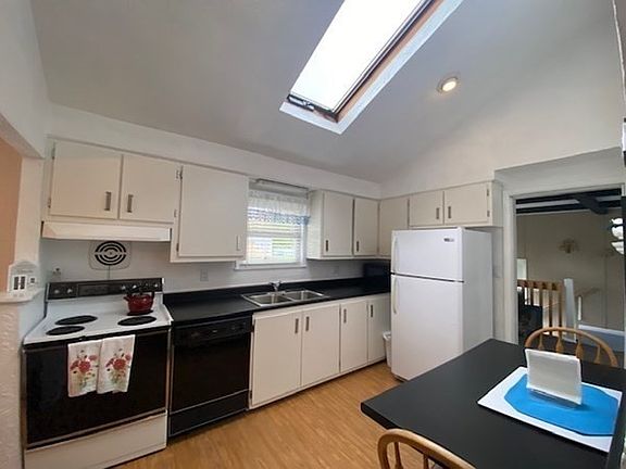 5th image of 4 Bedford Dr