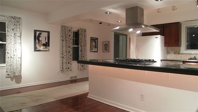 Kitchen w/island and hood