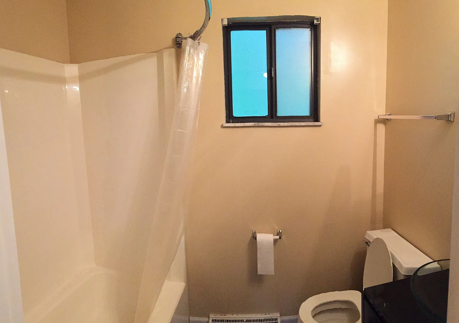 2 Bedroom House with Garage — Photo 4