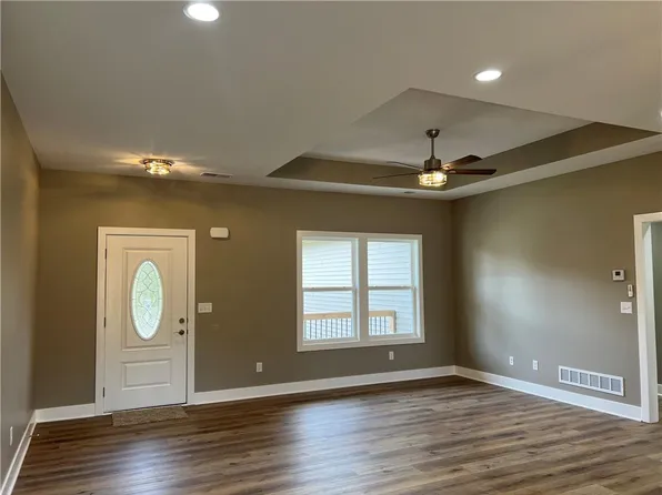 16 Creekview Bnd, Lexington, MO 64067