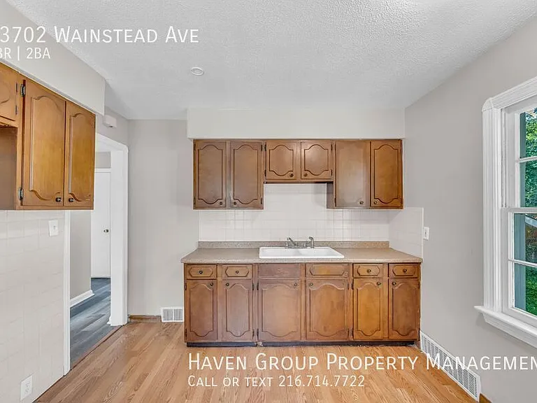 13702 Wainstead Ave — Photo 8