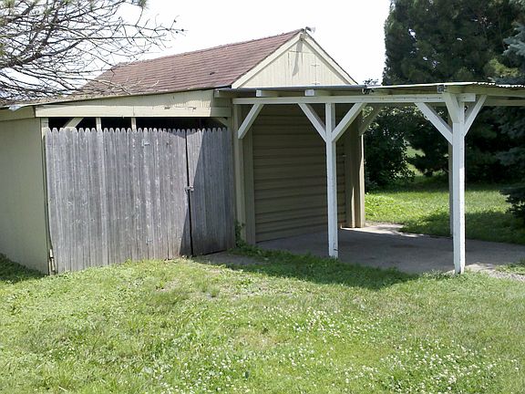 detached garage w/ carport