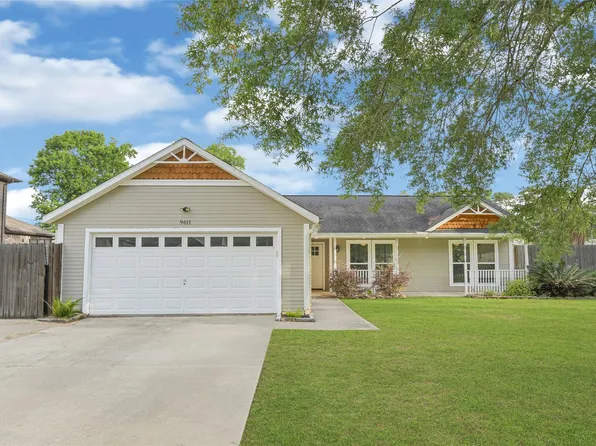 9611 Pinehurst St, Baytown, TX 77521