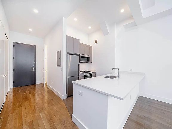 3rd image of 321 W 37th St APT 8D