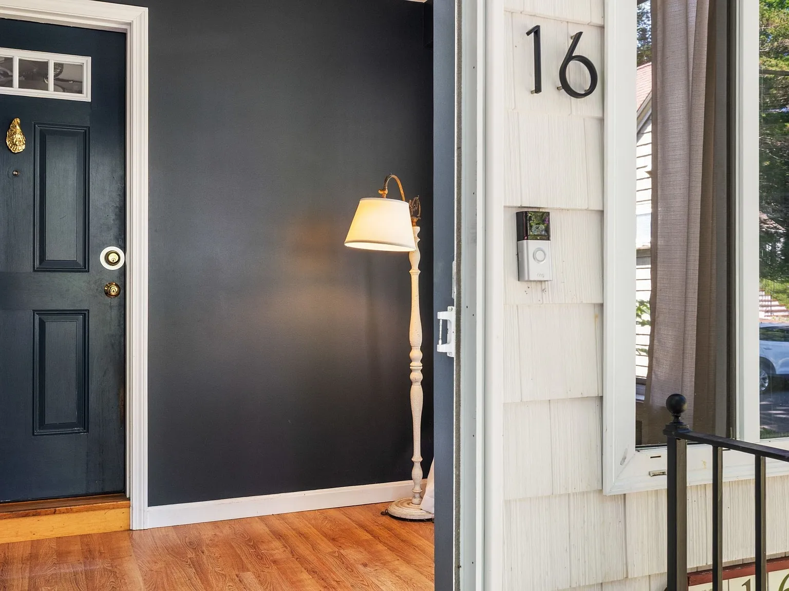 2 bed, 1.0 bath, 1400 sqft, $4,300 — Photo 2