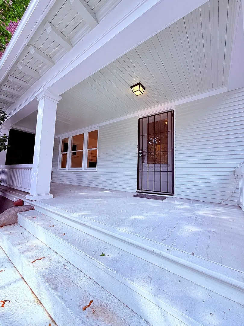 Spacious 3-story 4-bedroom, 2.5 baths home on Eastlake — Photo 4