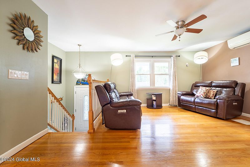 2nd image of 5 Chinquapin Avenue