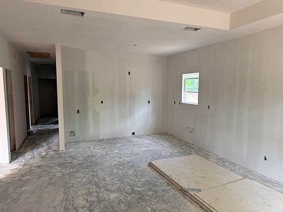 3rd image of 605 W Sabine St