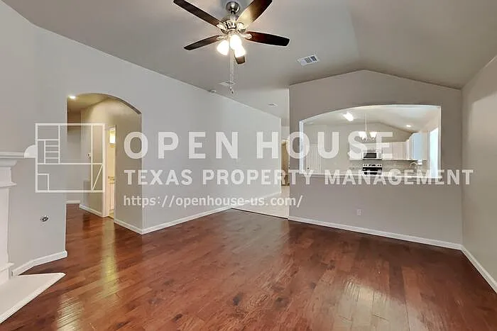 621 Soledad St — Photo 3