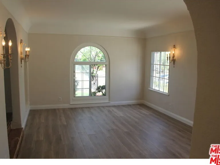 1120 S Plymouth Blvd — Photo 4