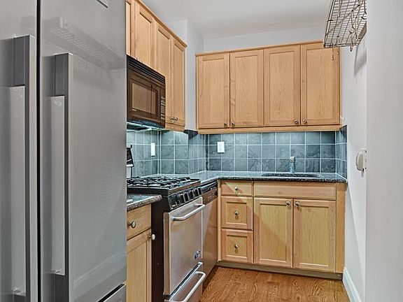 4th image of 333 E 34th St APT 4N