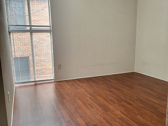 2nd image of 425 Hawthorne St #11573149