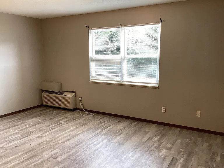 York Villa Apartments — Photo 9