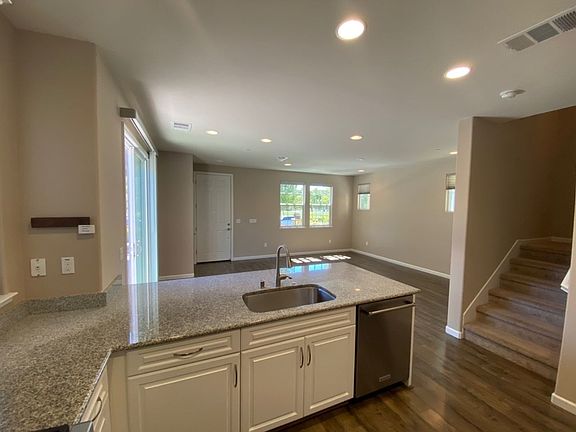4th image of 520 Parkway Dr
