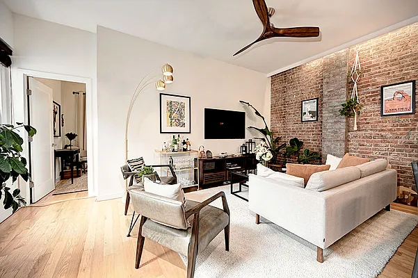 Rented by Urbane Brokerage | media 17